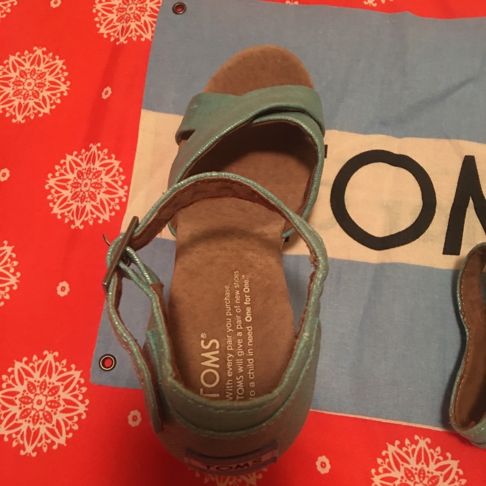 TOMS NWOT SZ 7 WEDGE SANDALS . FLAG INCLUDED . BOX NOT INCLUDED. - Picture 6 of 14